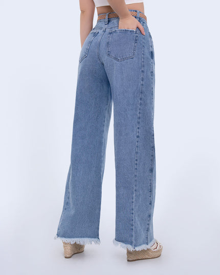 Jean Straight denim desmechado con correa.