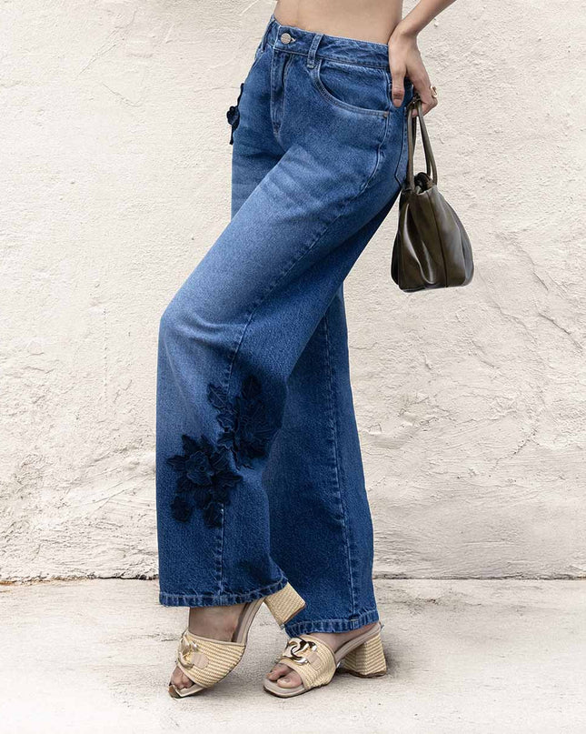 Jean Straight con aplique bordado floral
