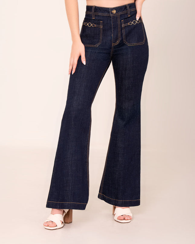Jean flare tiro alto con detalles metálicos