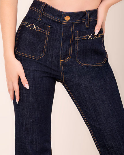 Jean flare tiro alto con detalles metálicos