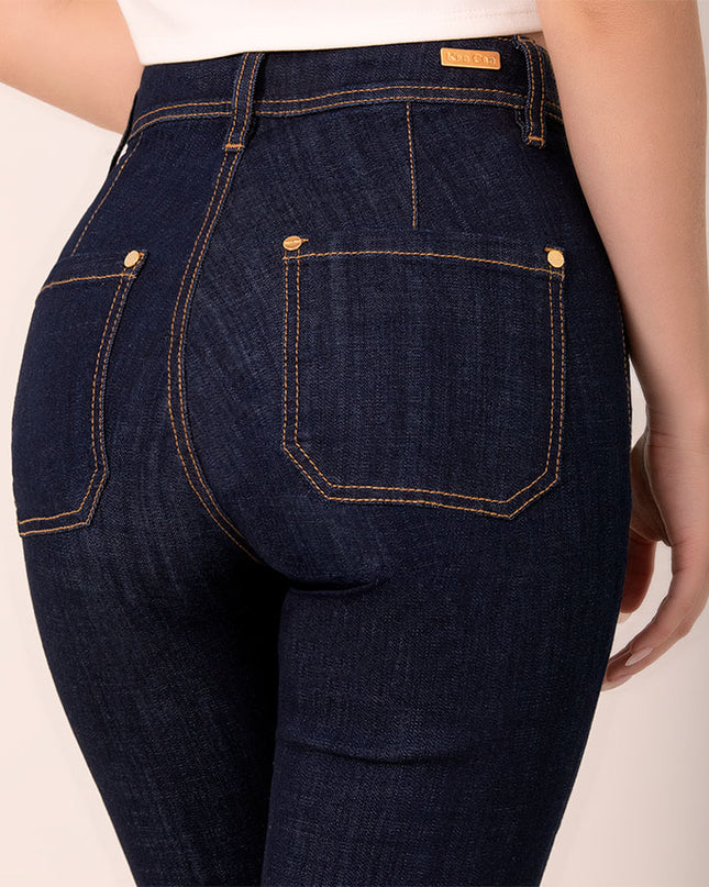 Jean flare tiro alto con detalles metálicos