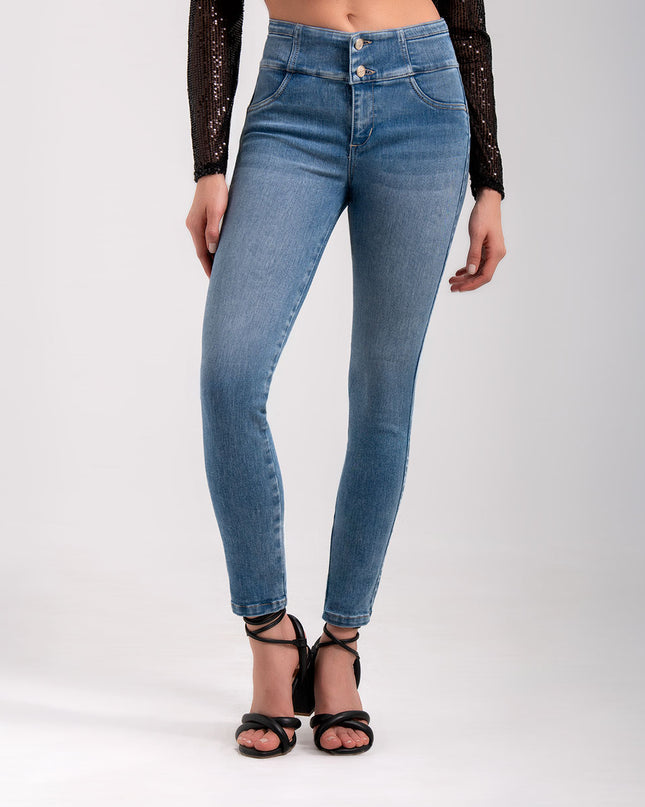 Jean Levanta cola claro