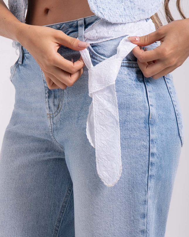 Jean  Momfit tiro alto con lazo decorativo.