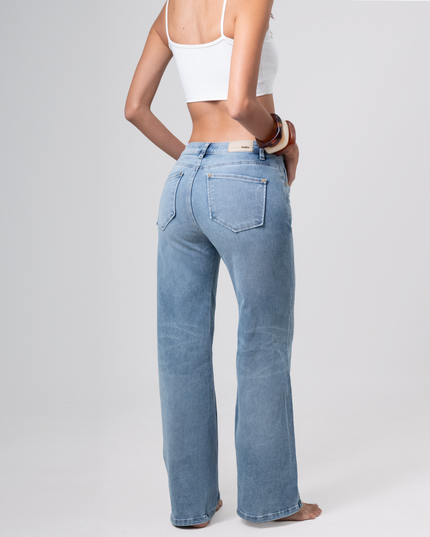 Jean Straight claro tiro alto con abertura en bota