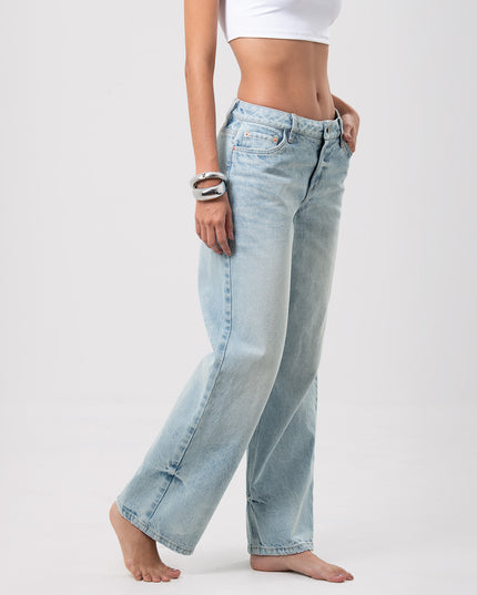 Jean Straight tiro medio claro con desgaste