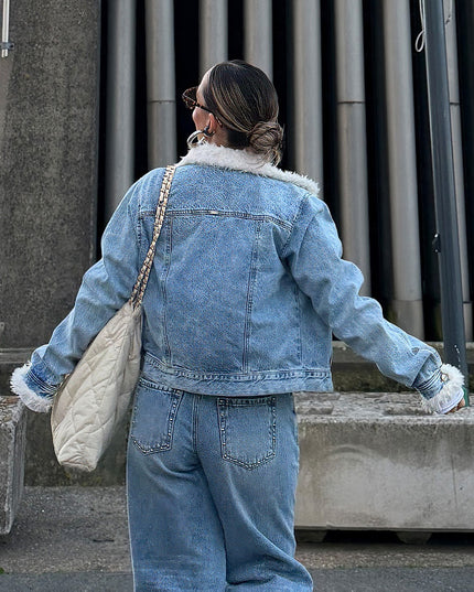 Chaqueta denim forrada en sherpa tono azul claro
