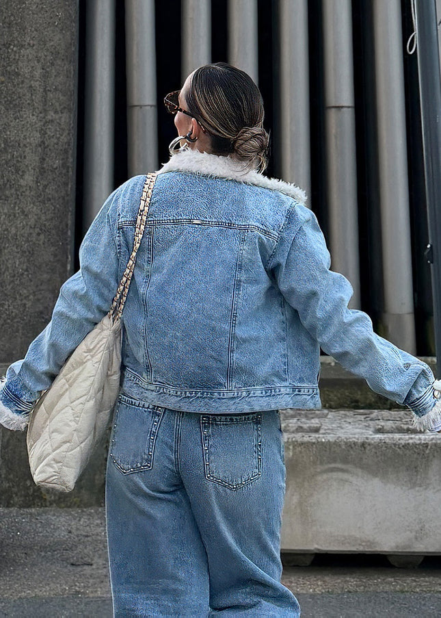 Chaqueta denim forrada en sherpa tono azul claro