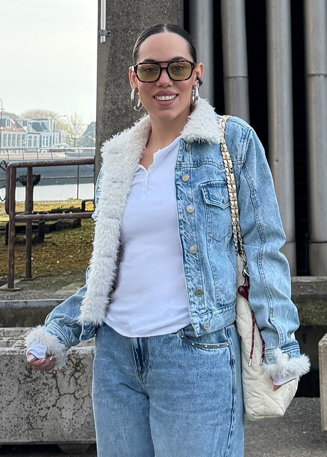 Chaqueta denim forrada en sherpa tono azul claro
