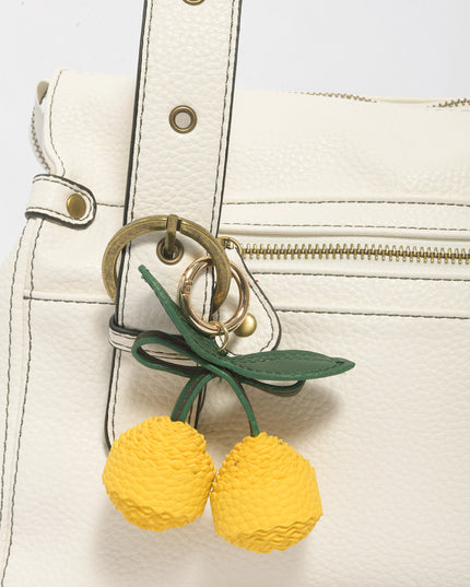 Bolso Satchel Texturizado con Charm Frutal