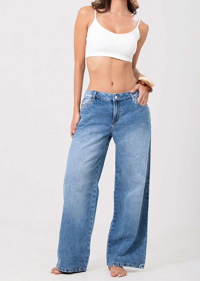 Jean descaderado wide leg con taches decorativos