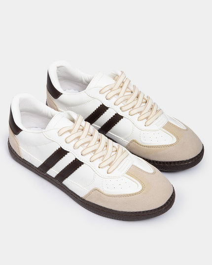 Tenis urbanos con detalles contraste café