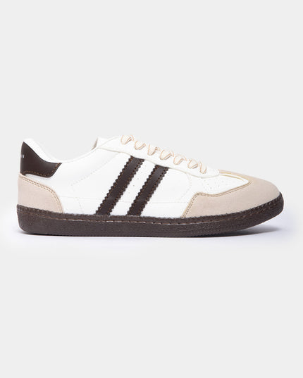 Tenis urbanos con detalles contraste café