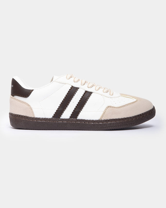 Tenis urbanos con detalles contraste café