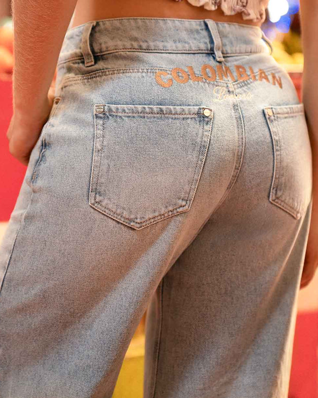 Jean Straight claro con detalle bordado