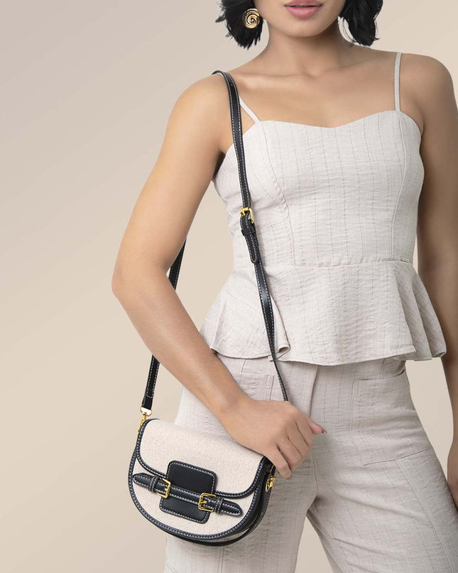 Bolso Beige con detalles en negro y hebilla dorada