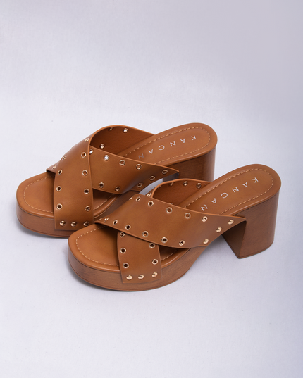 Sandalia de tacon cuadrado con ojalillos metálicos.