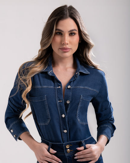 Camisa manga larga azul medio.
