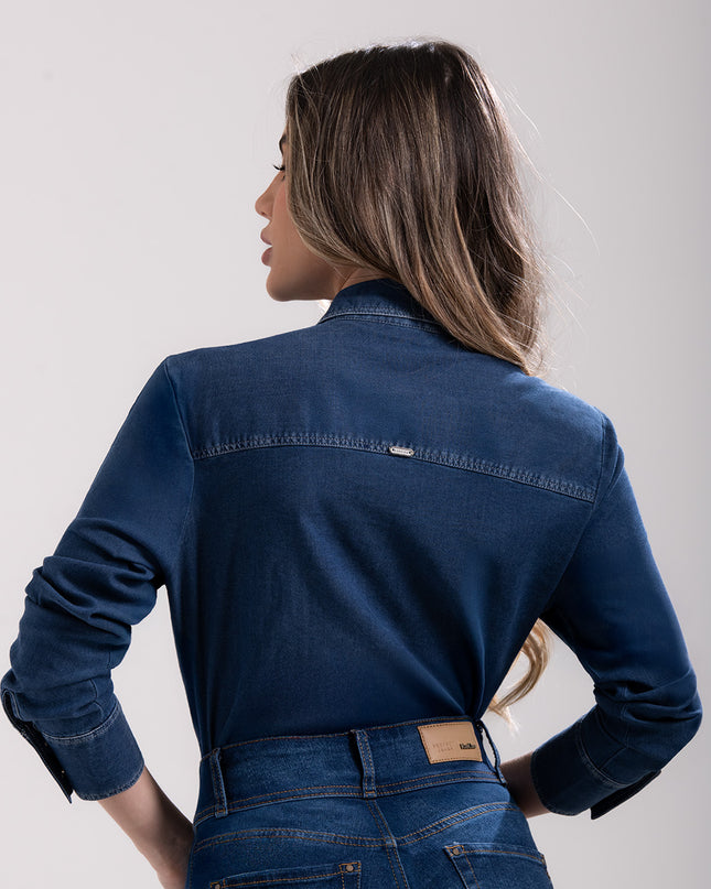 Camisa manga larga azul medio.