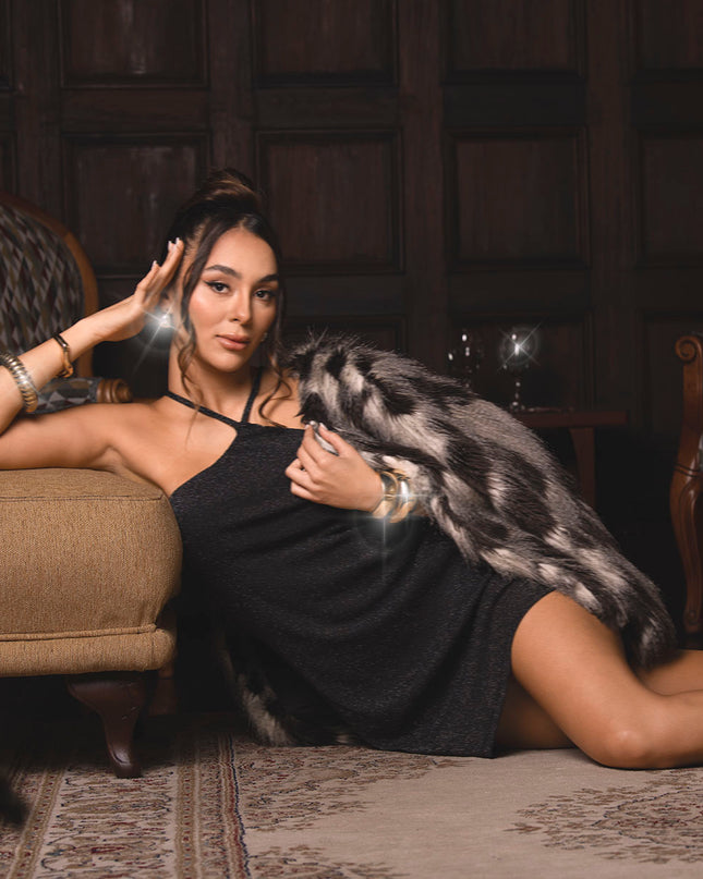 Vestido negro tipo halter con acabado brillante