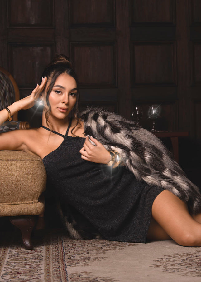 Vestido negro tipo halter con acabado brillante