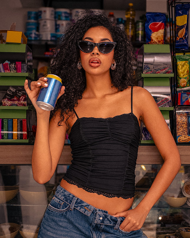Blusa de tiras negra con recogido frontal