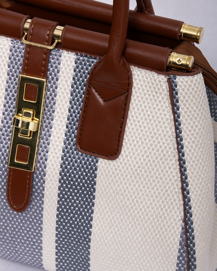 Bolso tipo bucket en lona rayada con herrajes metálicos