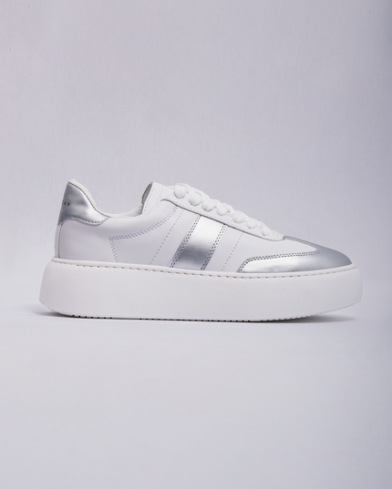 Zapatilla Urbana  plataforma con detalle metalizado