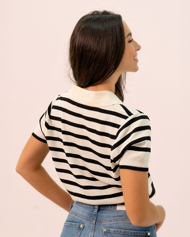 Camiseta tipo polo con rayas negras