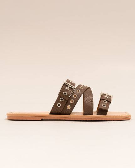 Sandalia plana con correas y hebillas metálicas