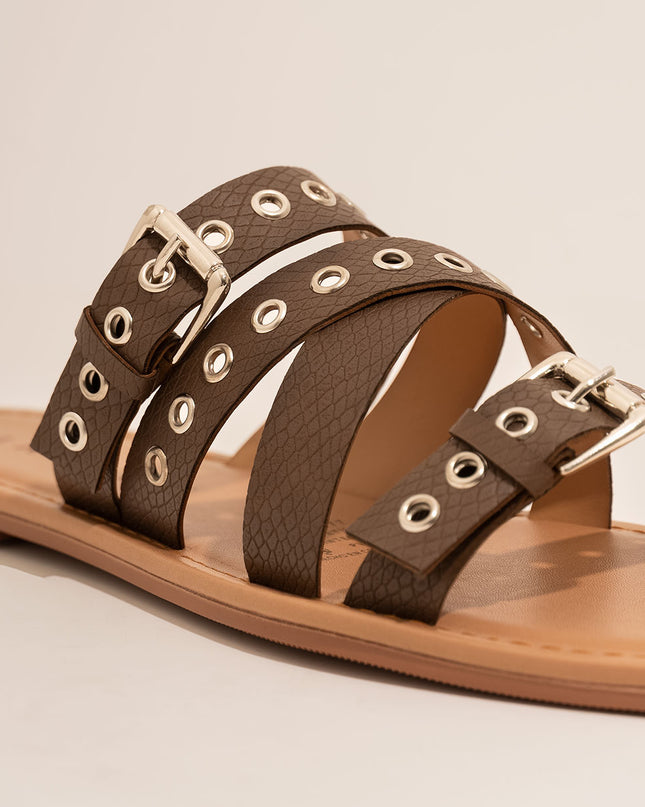 Sandalia plana con correas y hebillas metálicas