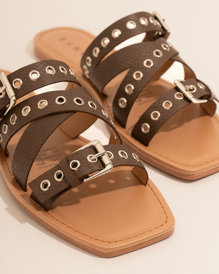 Sandalia plana con correas y hebillas metálicas