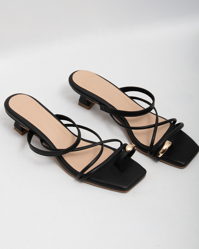 Sandalia Tacón Bajo con Tiras Finas y Detalle Metálico