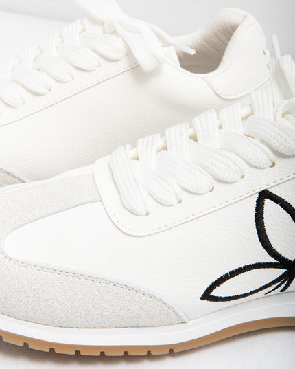 Zapatillas blancas con bordado floral contrastante