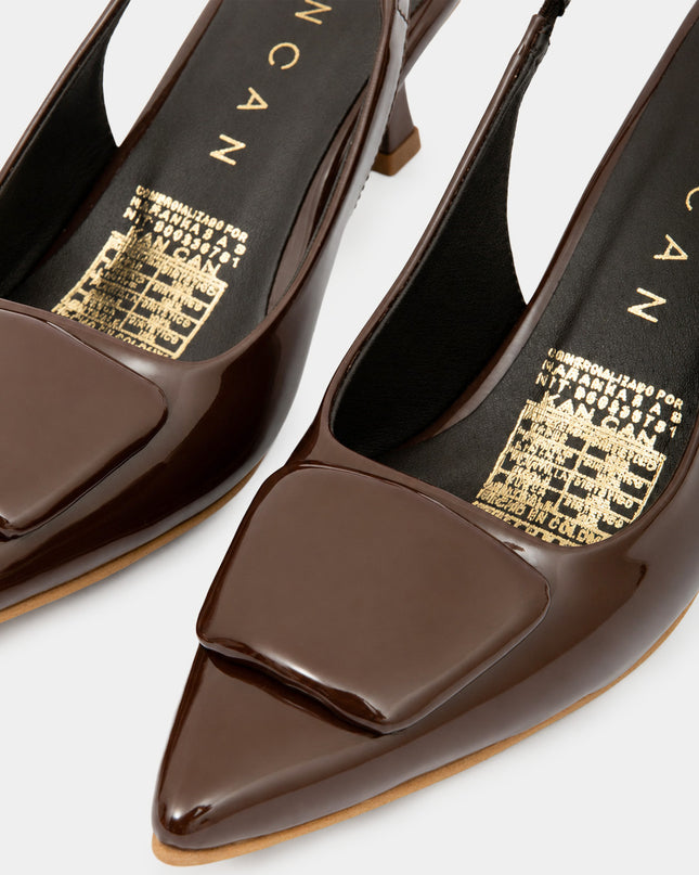 Stilettos chocolate  en charol  de tacón medio