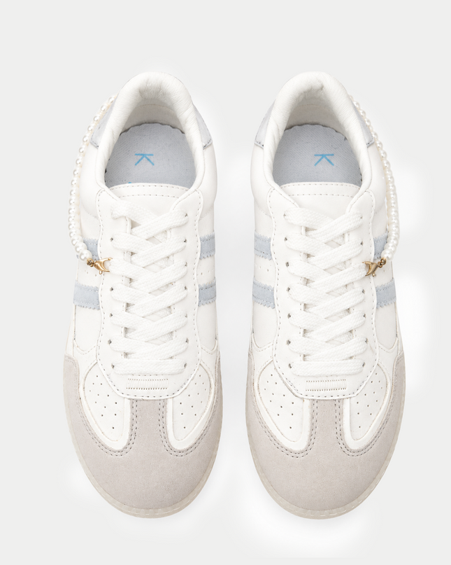 Tenis Retro con detalle en gamuza y  charm decorativo