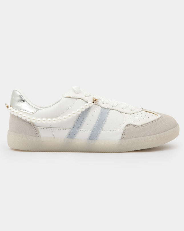Tenis Retro con detalle en gamuza y  charm decorativo
