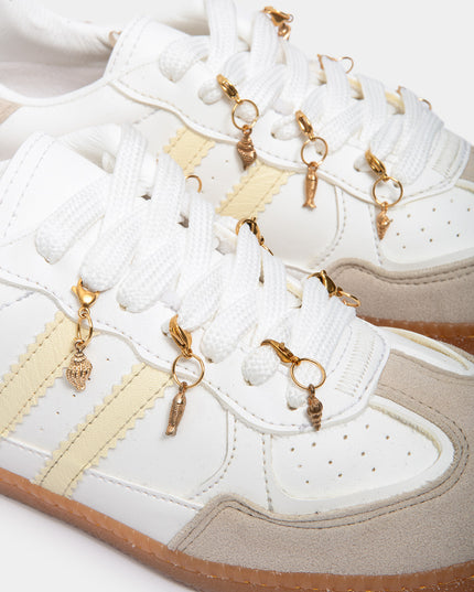 Tenis urbanos con apliques decorativos