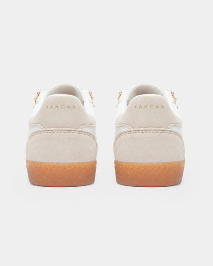 Tenis urbanos con apliques decorativos