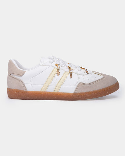 Tenis urbanos con apliques decorativos