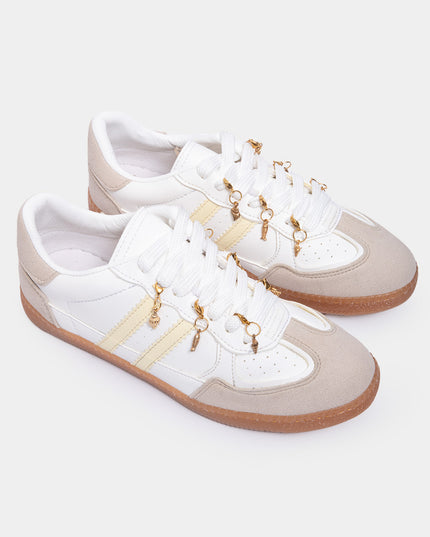 Tenis urbanos con apliques decorativos