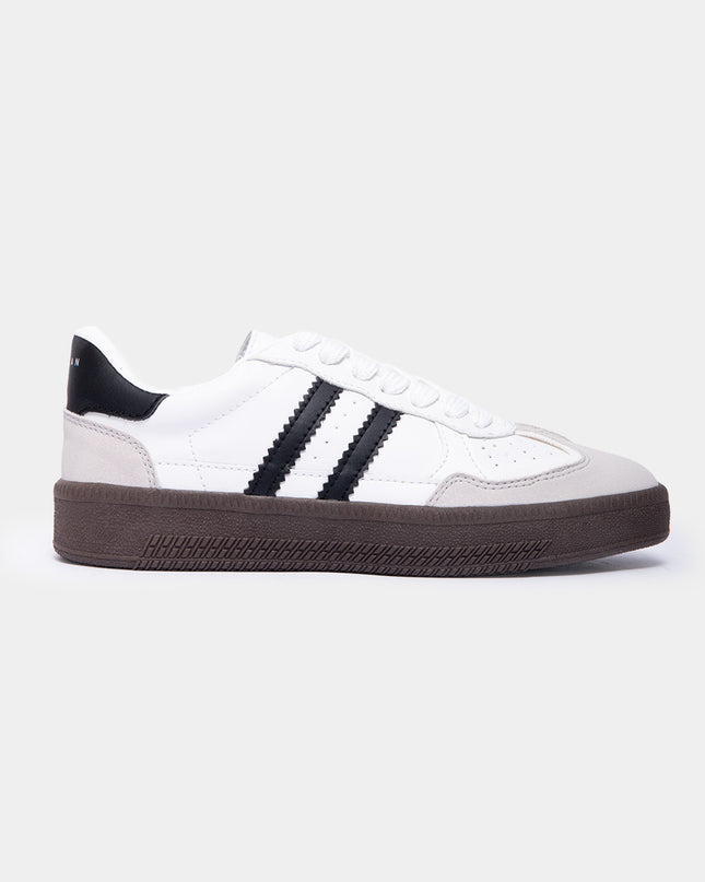 Tenis urbanos con detalles contraste
