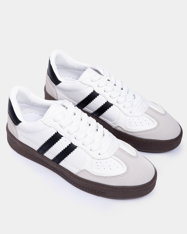 Tenis urbanos con detalles contraste