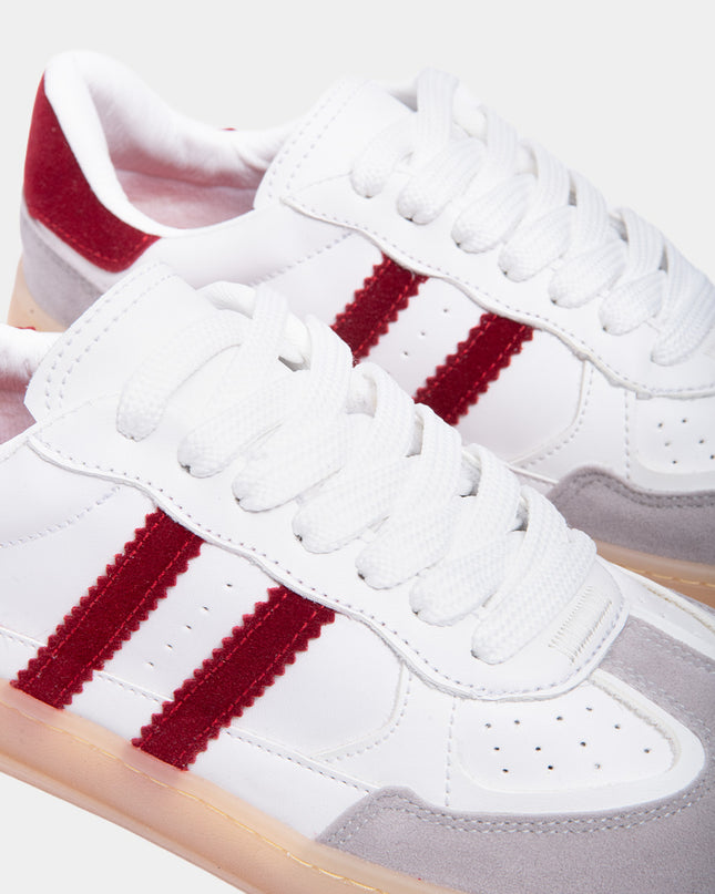 Tenis urbanos con detalles contraste vinotinto