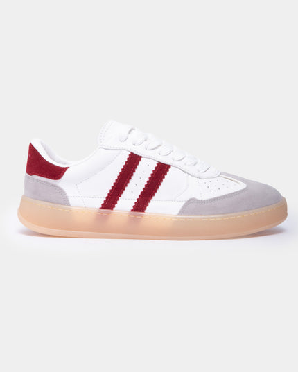 Tenis urbanos con detalles contraste vinotinto