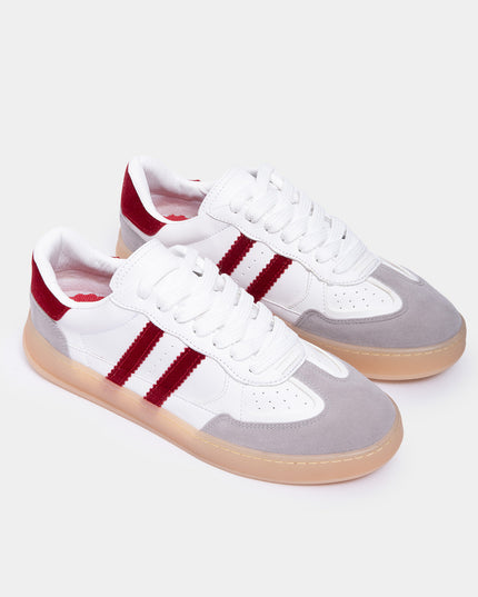 Tenis urbanos con detalles contraste vinotinto