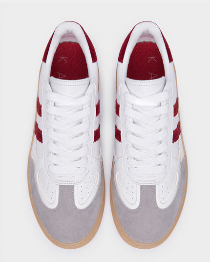 Tenis urbanos con detalles contraste vinotinto