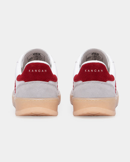 Tenis urbanos con detalles contraste vinotinto