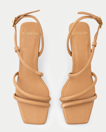 Sandalia Camel de tiras con puntera cuadrada