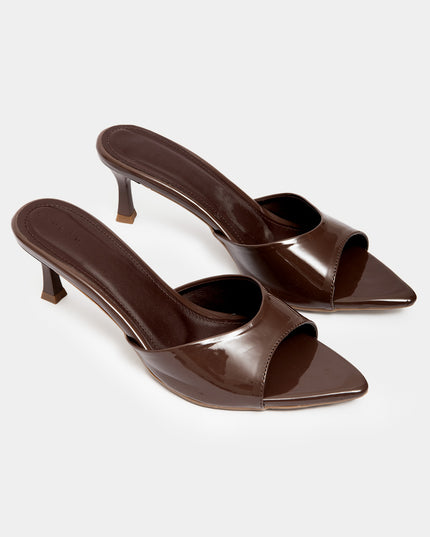 Sandalia de tacon mule tono chocolate