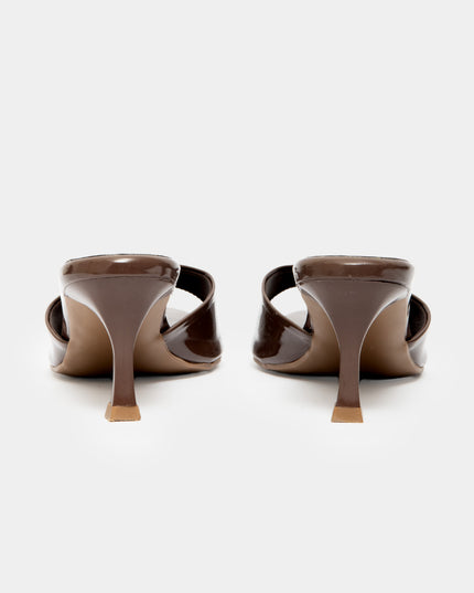 Sandalia de tacon mule tono chocolate